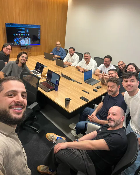 Matheus em um encontro com um grupo ao redor de uma mesa